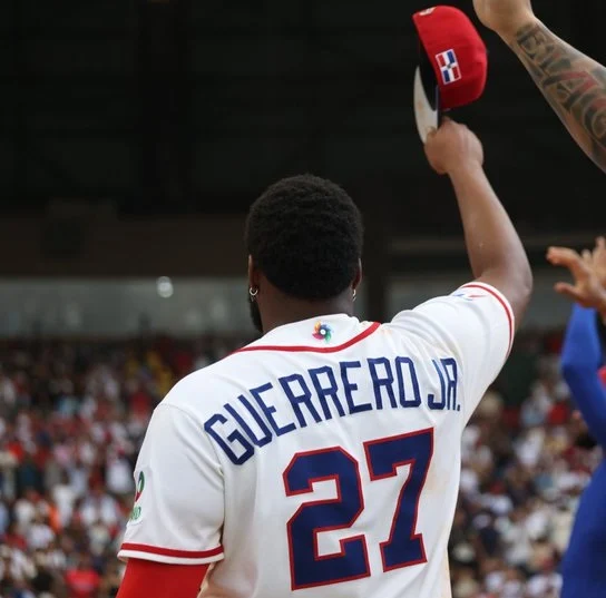 Vladimir Guerrero Jr le da las gracias a los fanáticos asistentes al segundo juego frente a Detroit.